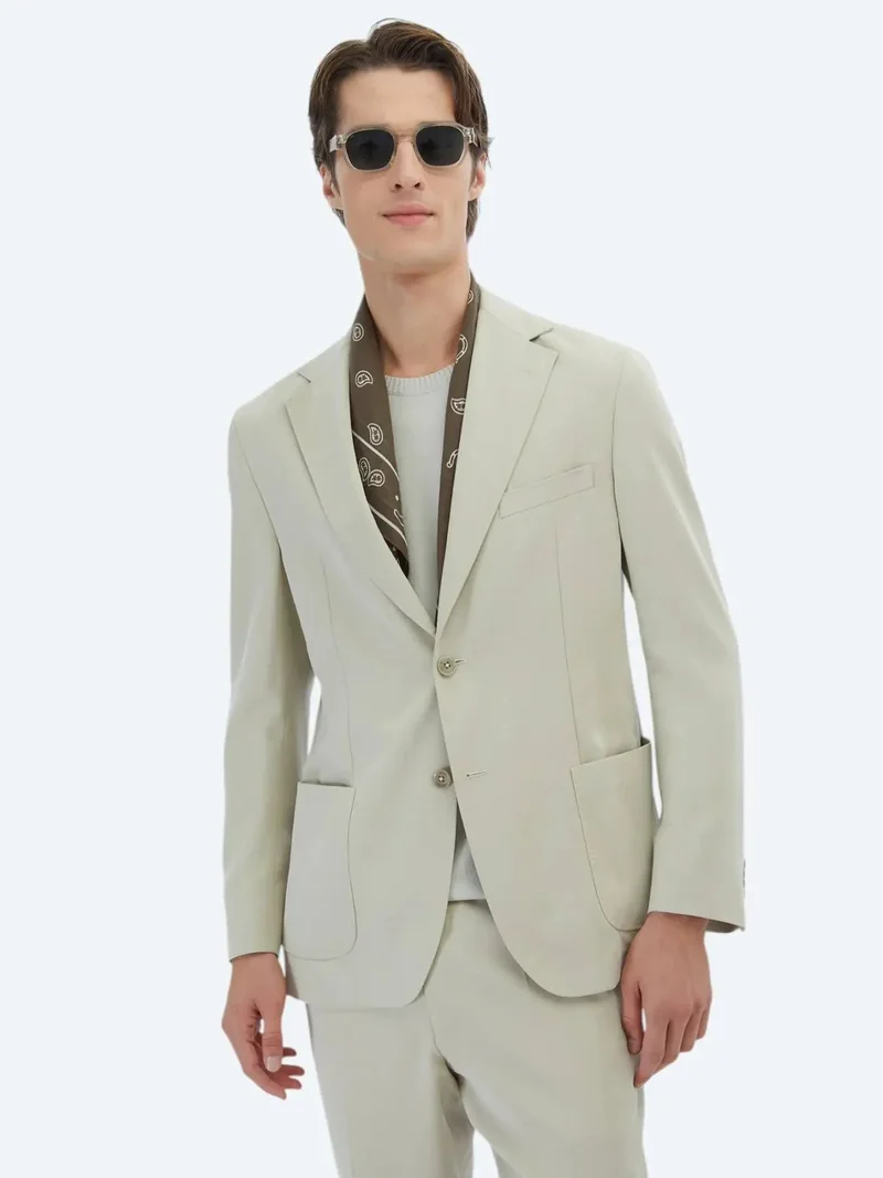 كيب بدلة بيج سادة بقصة عصرية