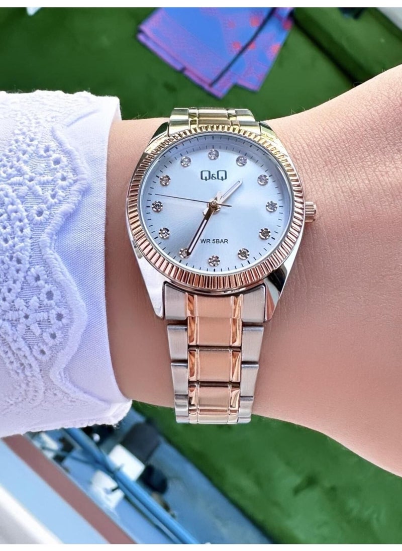 Q&Q Women's Metal Band Wristwatch  - Image 2