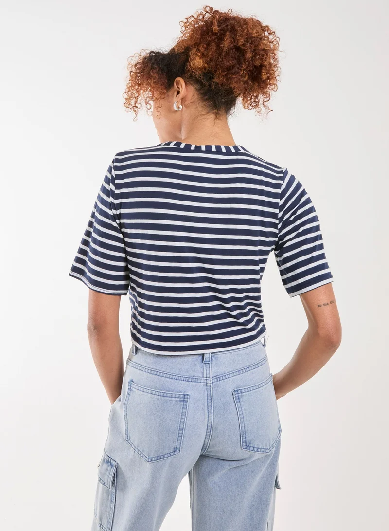 بينك فانيلا تيشيرت مطبوع برسومات مخططة