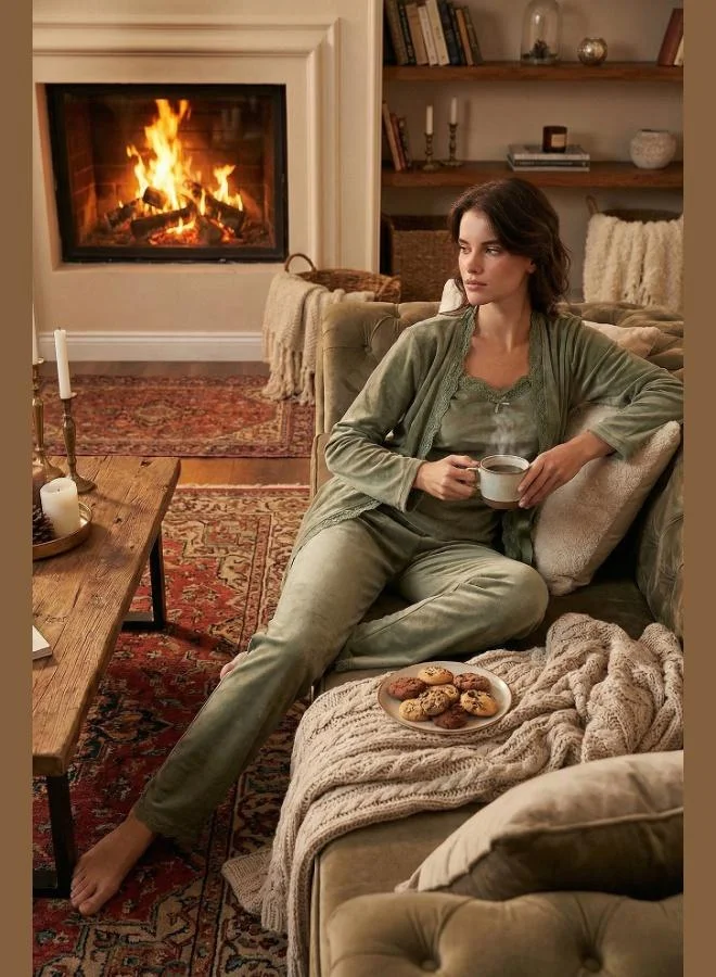 ليلا طقم بيجامة نسائي من المخمل من ليلا بقصة عادية مزين بالدانتيل ونسيج ناعم