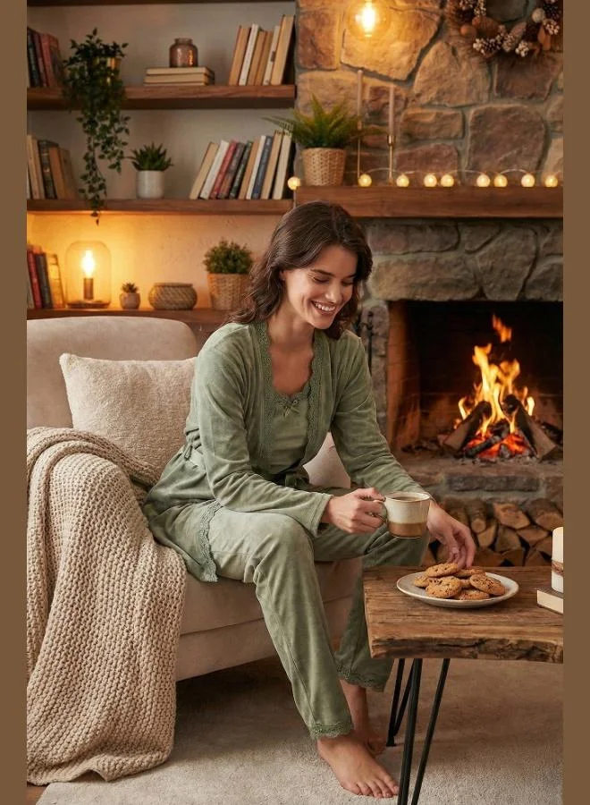 ليلا طقم بيجامة نسائي من المخمل من ليلا بقصة عادية مزين بالدانتيل ونسيج ناعم