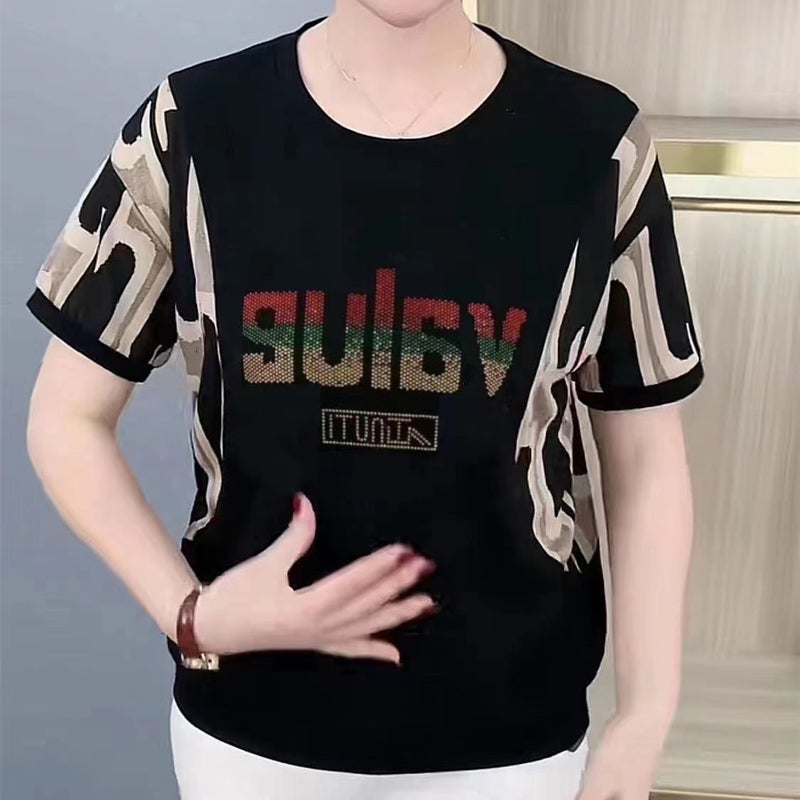 تي شيرت أنيق بأكمام قصيرة للأمهات في منتصف العمر - وصول جديد صيفي بحجم زائد فضفاض وعصري مزين بطبعة رينستون وريشة - Image 2