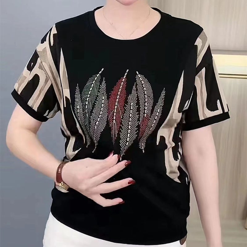 تي شيرت أنيق بأكمام قصيرة للأمهات في منتصف العمر - وصول جديد صيفي بحجم زائد فضفاض وعصري مزين بطبعة رينستون وريشة - Image 1