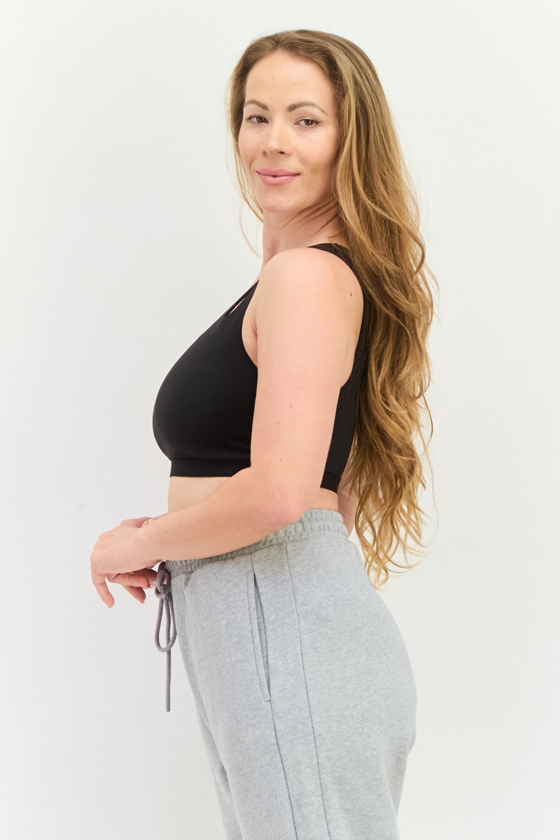 Adidas سوتيان رياضي نسائي مزود بغطاء رأس وحمالة عنق، أسود - Image 2