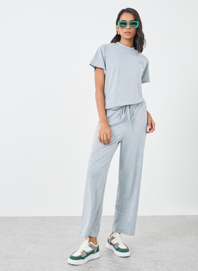 تايك تو طقم تي شيرت وبنطلون بطبعة شعار رمادي - Image 2