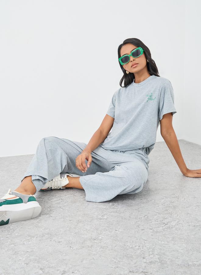 تايك تو طقم تي شيرت وبنطلون بطبعة شعار رمادي - Image 1