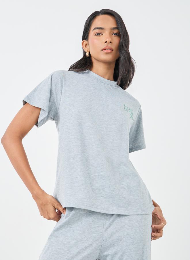 تايك تو طقم تي شيرت وبنطلون بطبعة شعار رمادي - Image 3