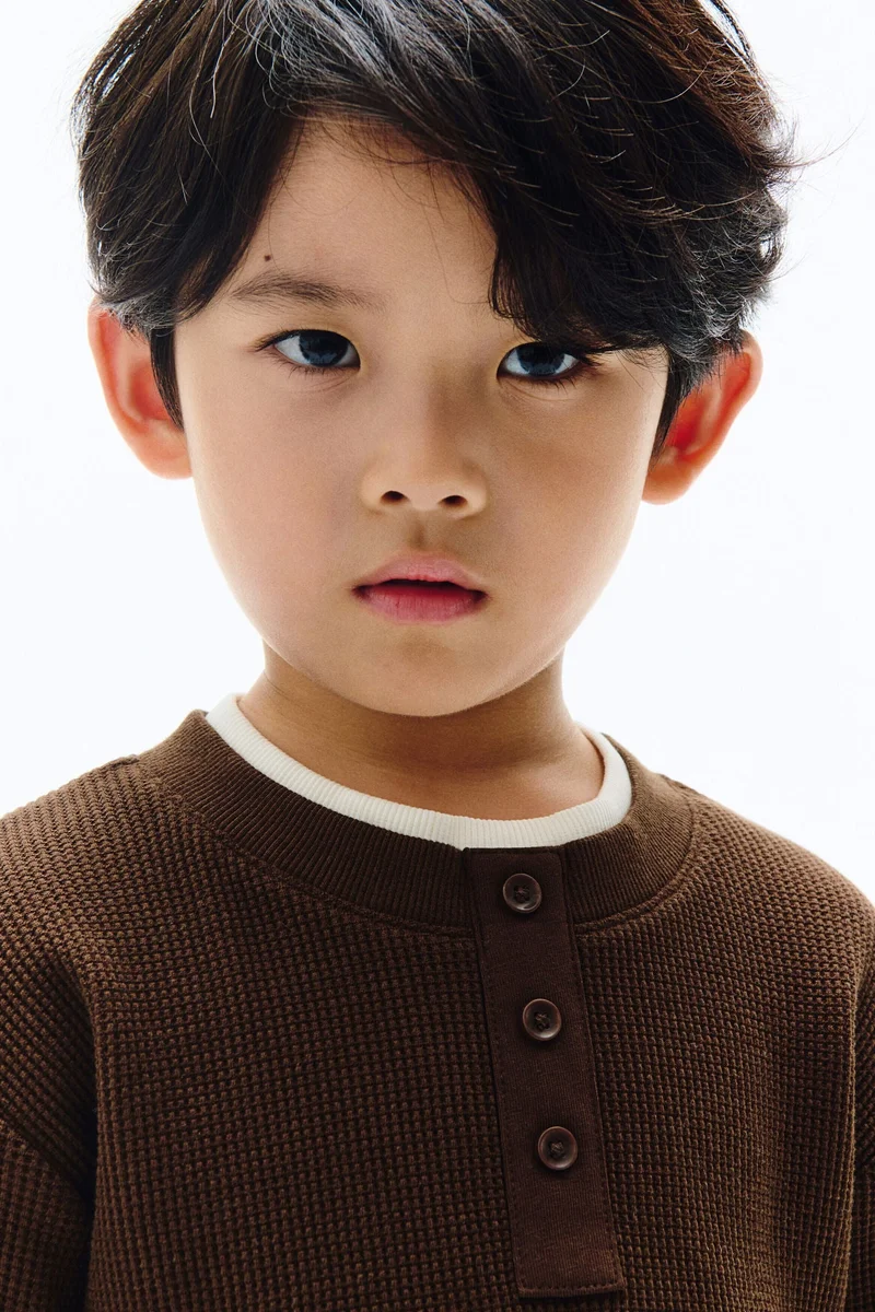 اتش اند ام تي-شيرت بتصميم متعدد الطبقات بنمط وافل