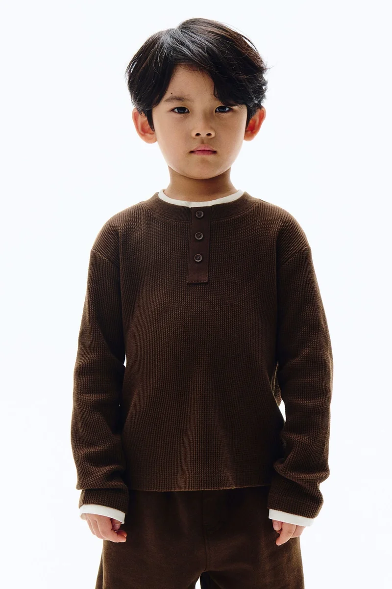 اتش اند ام تي-شيرت بتصميم متعدد الطبقات بنمط وافل