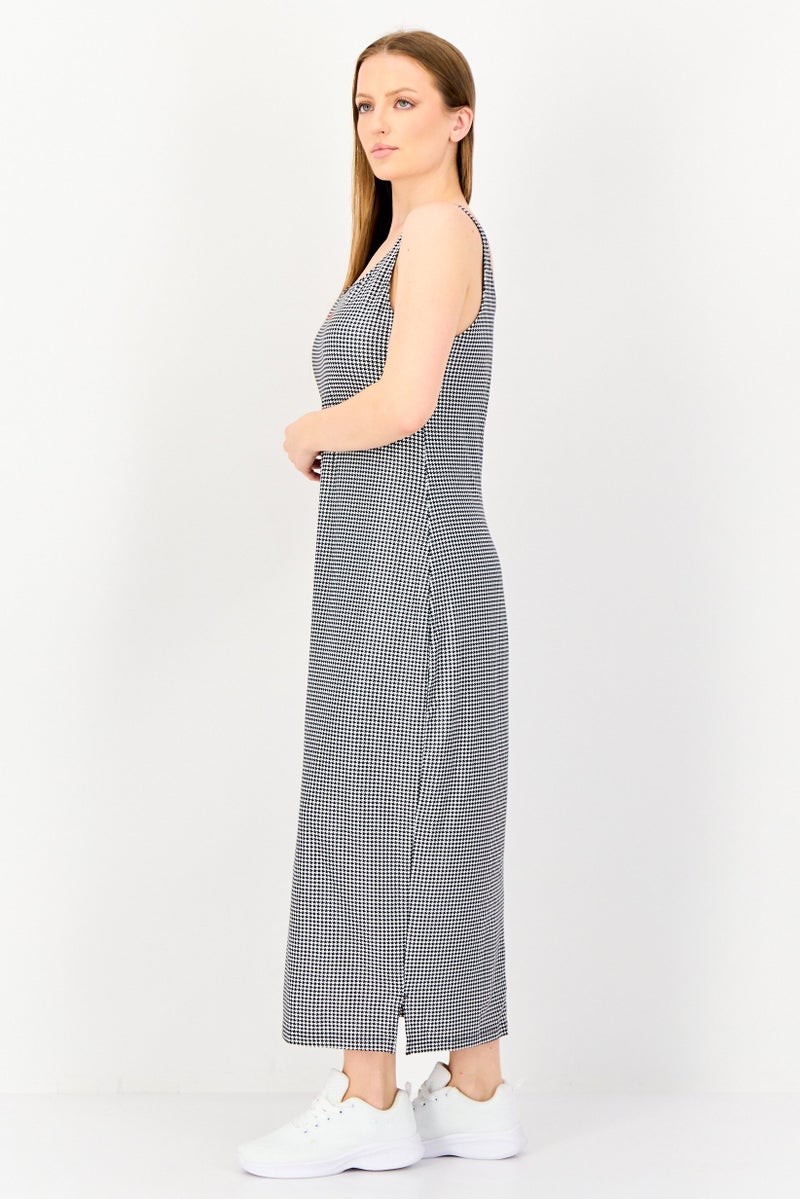 Nike فستان رياضي نسائي بدون أكمام مناسب للخارج، متعدد الألوان - Image 3