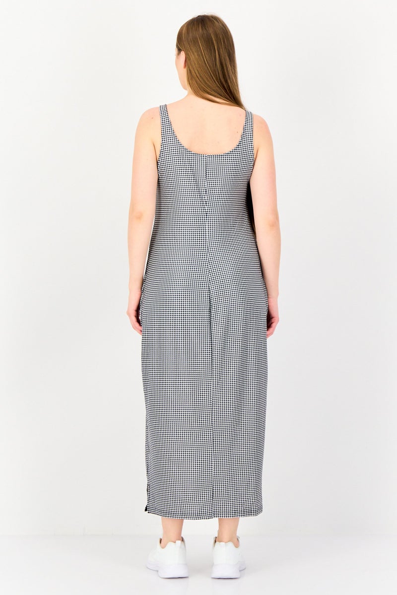 Nike فستان رياضي نسائي بدون أكمام مناسب للخارج، متعدد الألوان - Image 4