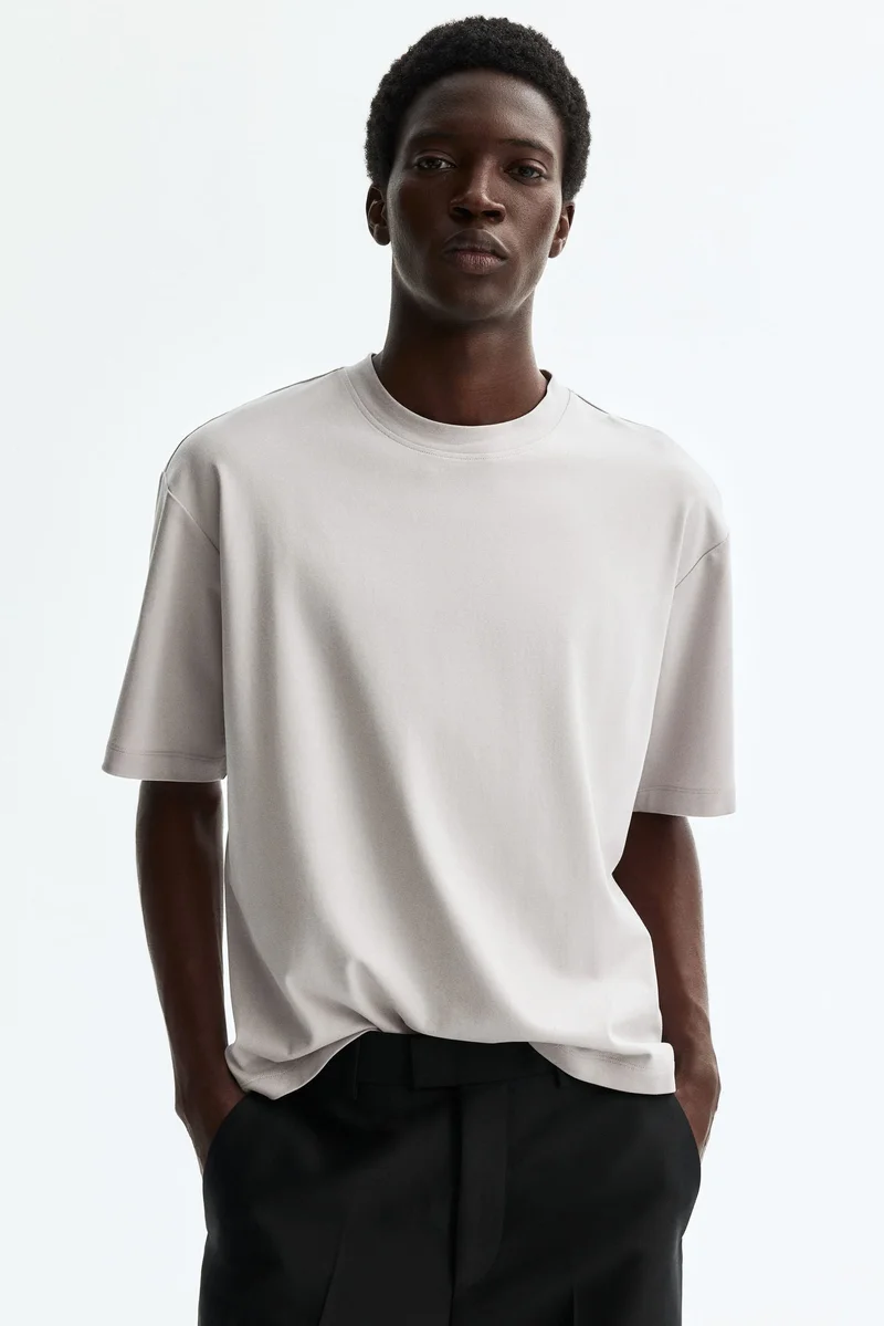 اتش اند ام تي-شيرت بقصة واسعة وتصميم بوكسي