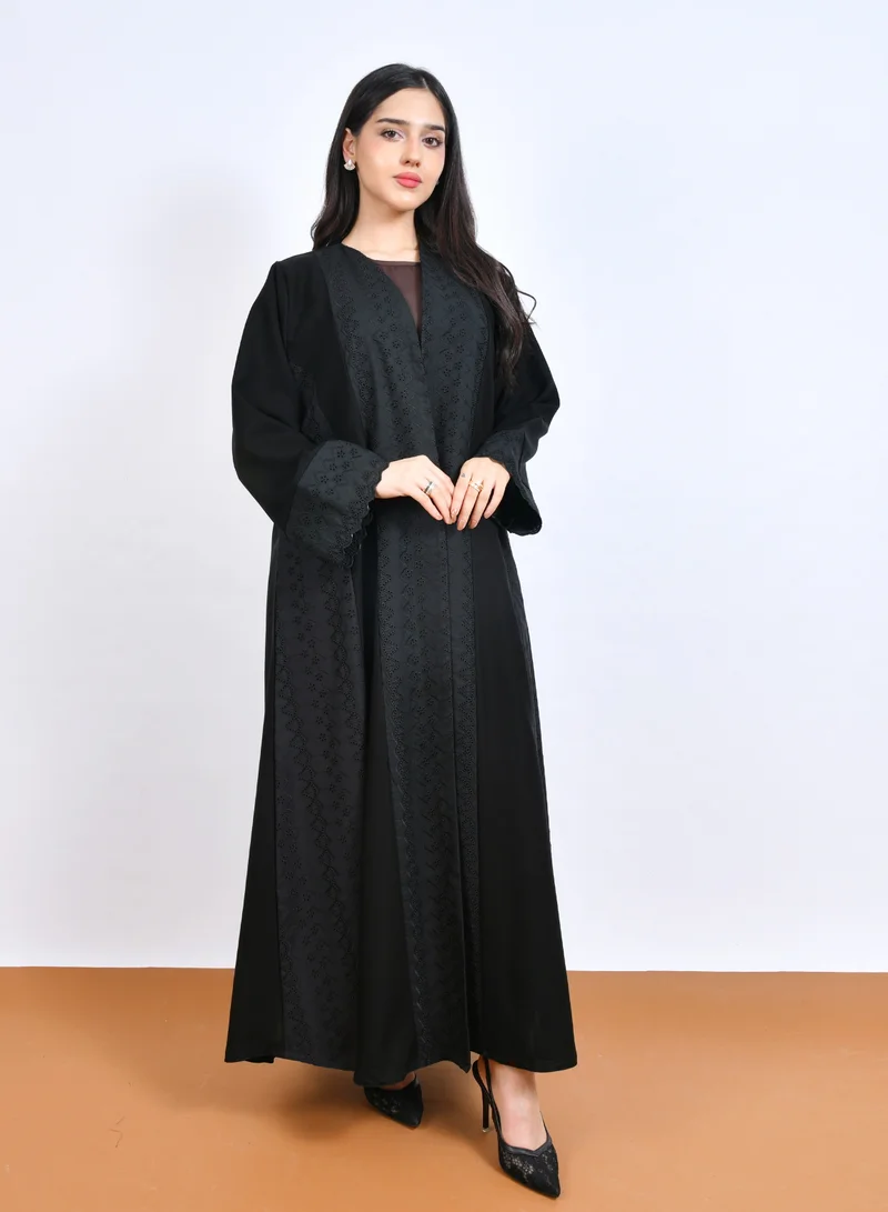 HAWRAA ABAYA Elegant black abaya with lace fabric details and a quarter-flared cut.
