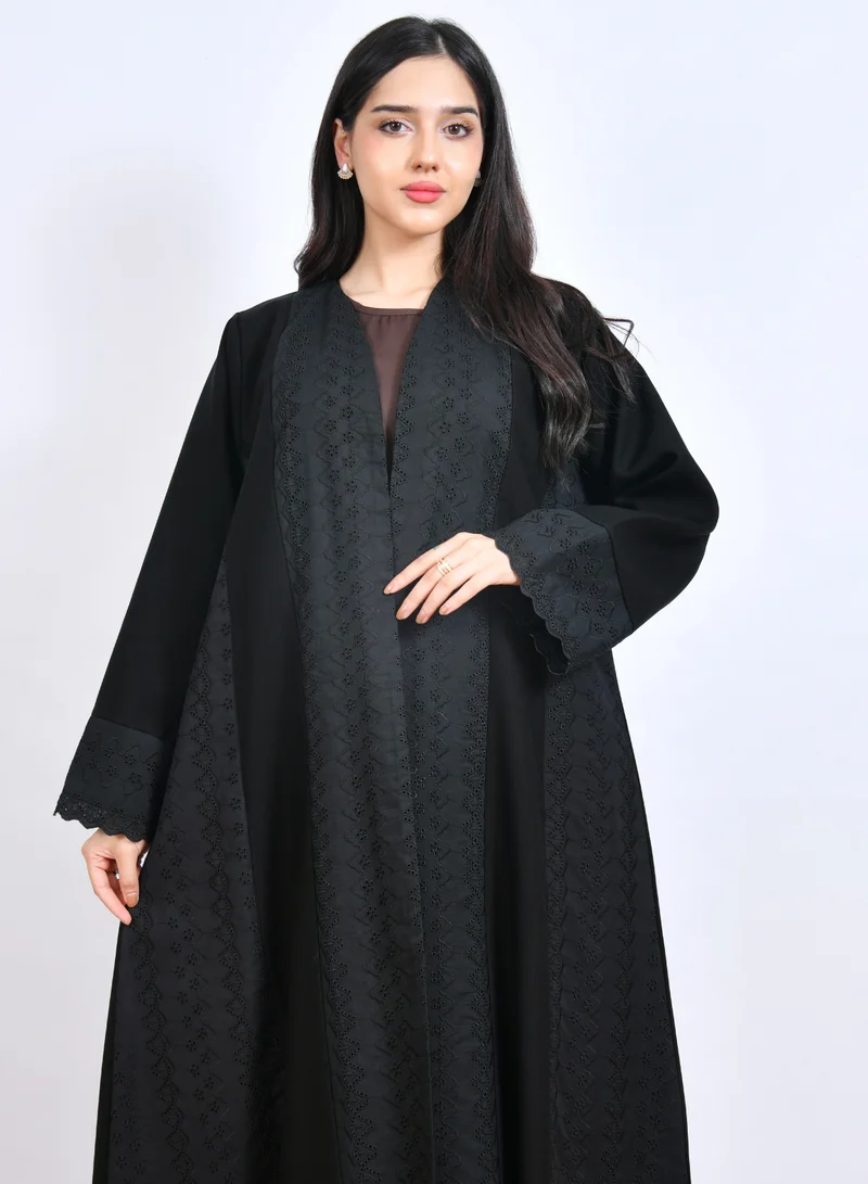 HAWRAA ABAYA Elegant black abaya with lace fabric details and a quarter-flared cut.