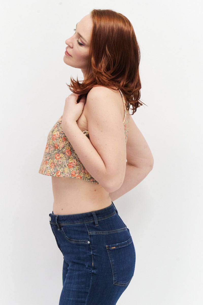 Eddie Bauer Women Scoop Neck Sleeveless Floral Crop Top, Beige Combo - Image 4