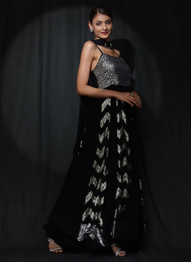 أيه كيه إس فستان نسائي أسود مطرز بلمعة بقصة واسعة من الأسفل - Image 4