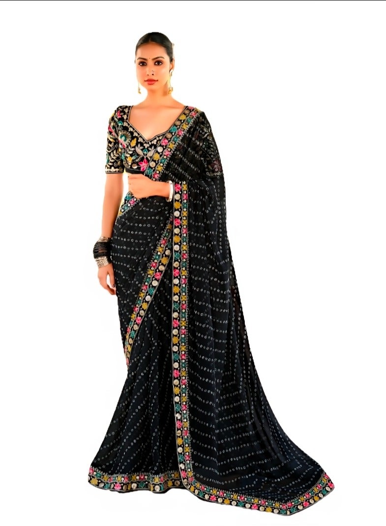 جــرابــمـــا نــتــرا   ساري جورجيت مطبوع باللون الأسود مع دانتيل فاخر في جميع أنحاءه بالإضافة إلى بلوزة مطرزة بالكامل بدون خياطة - Image 1