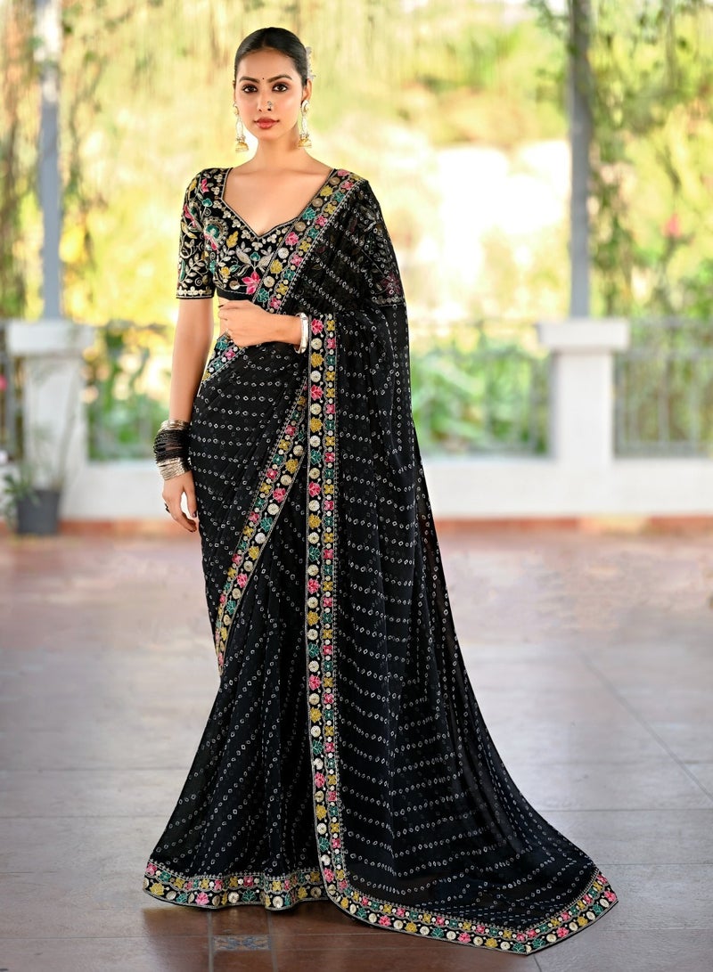 جــرابــمـــا نــتــرا   ساري جورجيت مطبوع باللون الأسود مع دانتيل فاخر في جميع أنحاءه بالإضافة إلى بلوزة مطرزة بالكامل بدون خياطة - Image 2