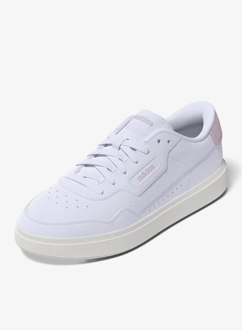 adidas أحذية رياضية نسائية بيضاء بارك ست .