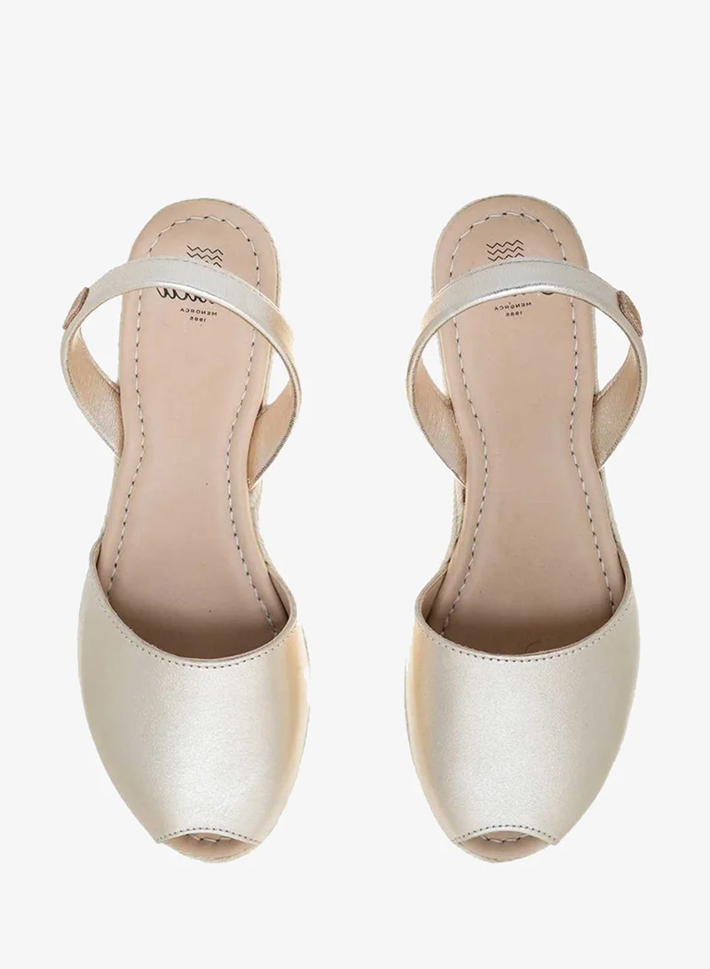 كاستل مينوركا معدني