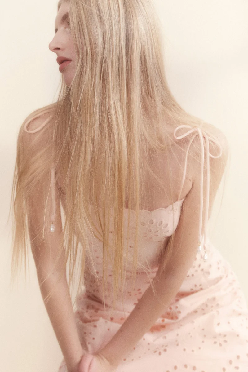 اتش اند ام فستان بتطريزات بنمط إنجليزي مع أربطة