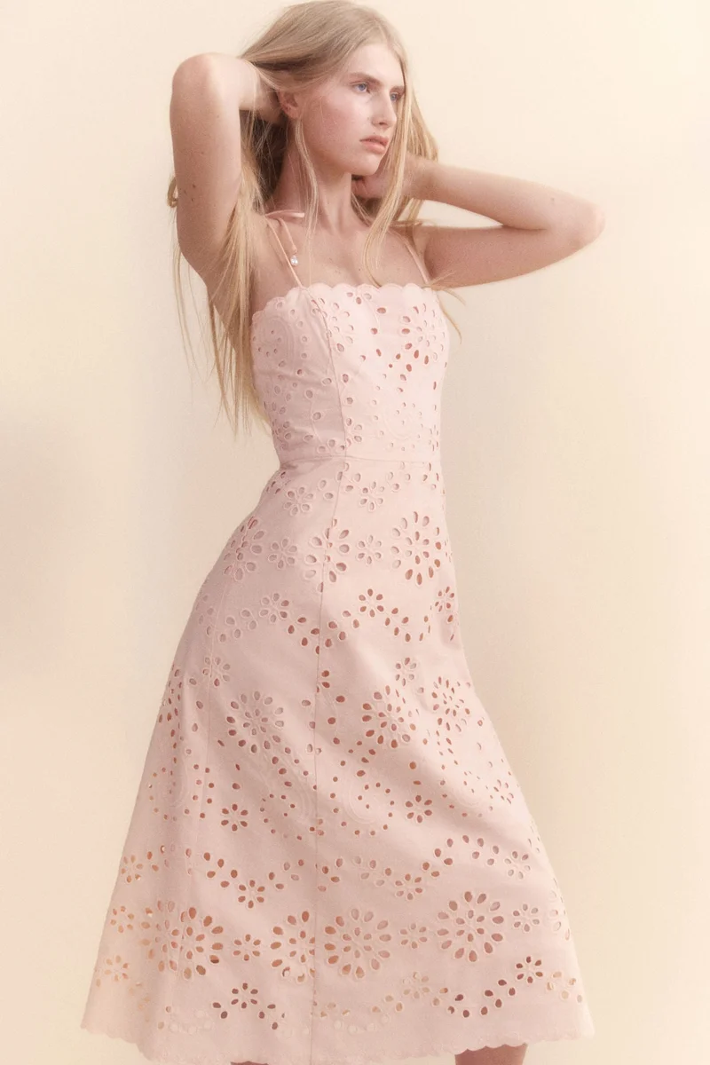 اتش اند ام فستان بتطريزات بنمط إنجليزي مع أربطة