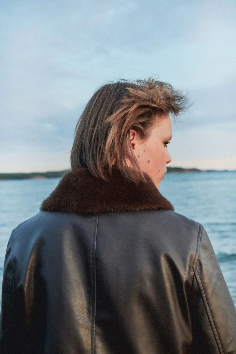 اتش اند ام جاكيت بياقة من نسيج مطلي