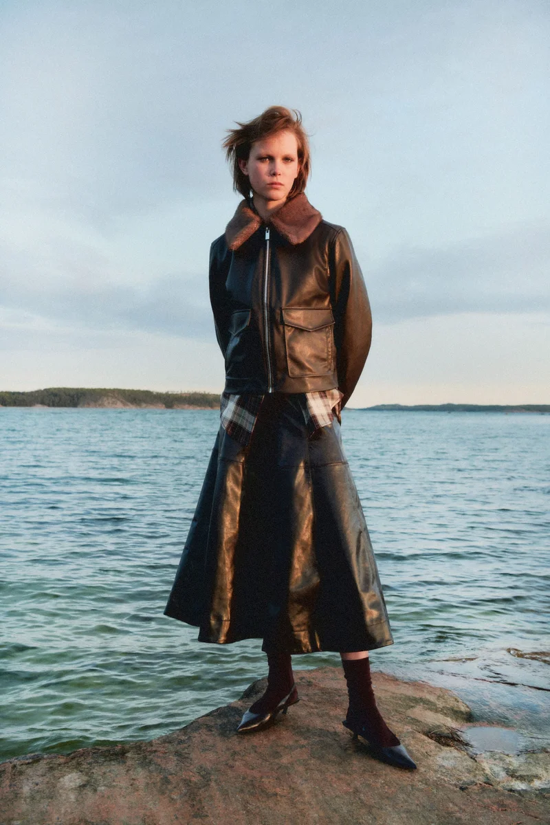 اتش اند ام جاكيت بياقة من نسيج مطلي