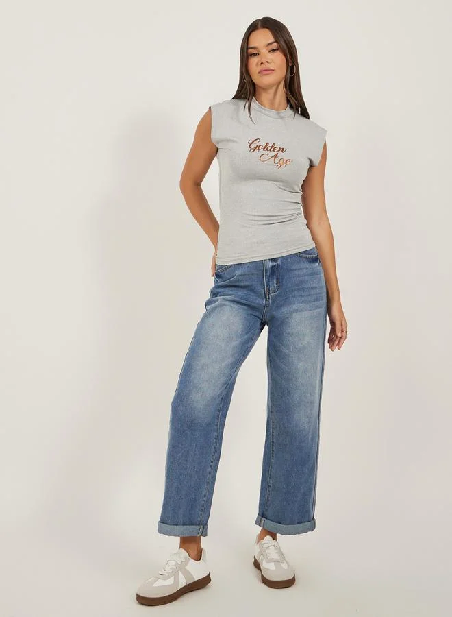 ستايلي تيشيرت ضيق بياقة عالية وطبعة شعار