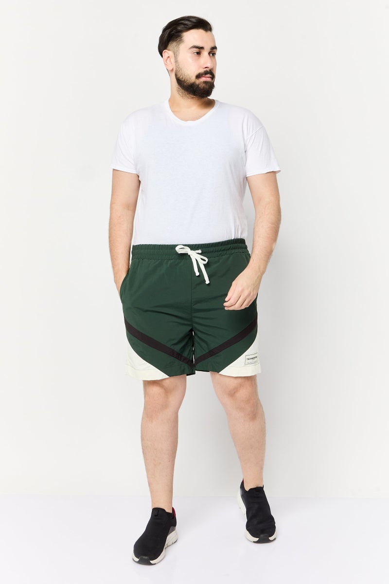 The Giving Movement شورتات أساسية للرجال بشعار العلامة التجارية، أخضر داكن - Image 2