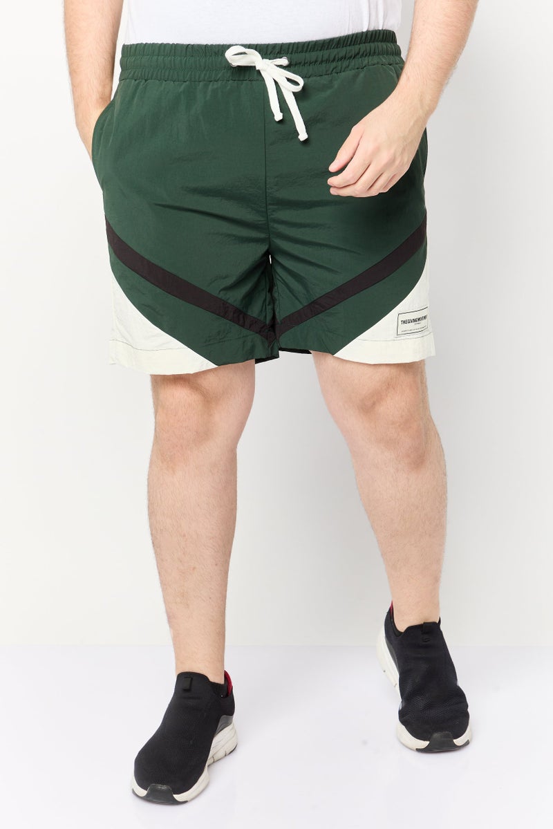 The Giving Movement شورتات أساسية للرجال بشعار العلامة التجارية، أخضر داكن - Image 1