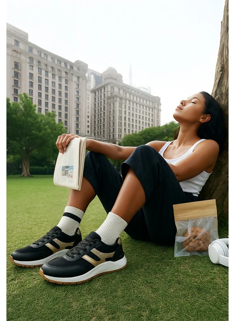 لندن راج حذاء رياضي سميك بتفاصيل لامعة باللونين الأسود والذهبي