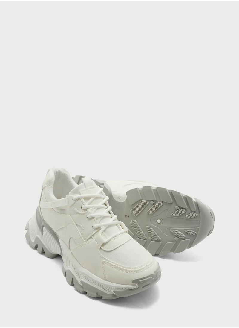 ترافل من نمشي Chunky Low Top Sneaker