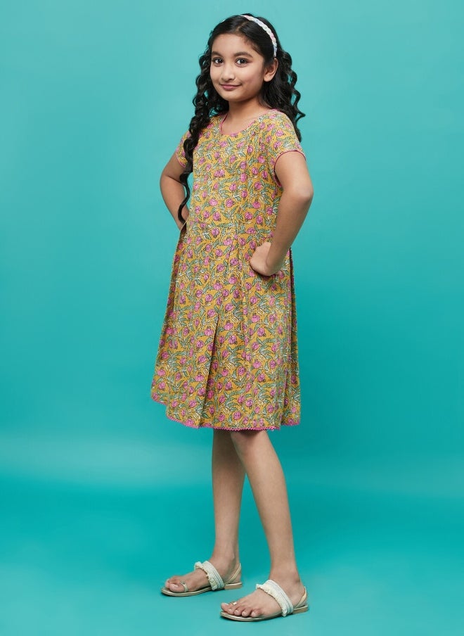 أيه كيه إس فستان بناتي بتصميم - وطبعة زهور باللون الخردلي - Image 4