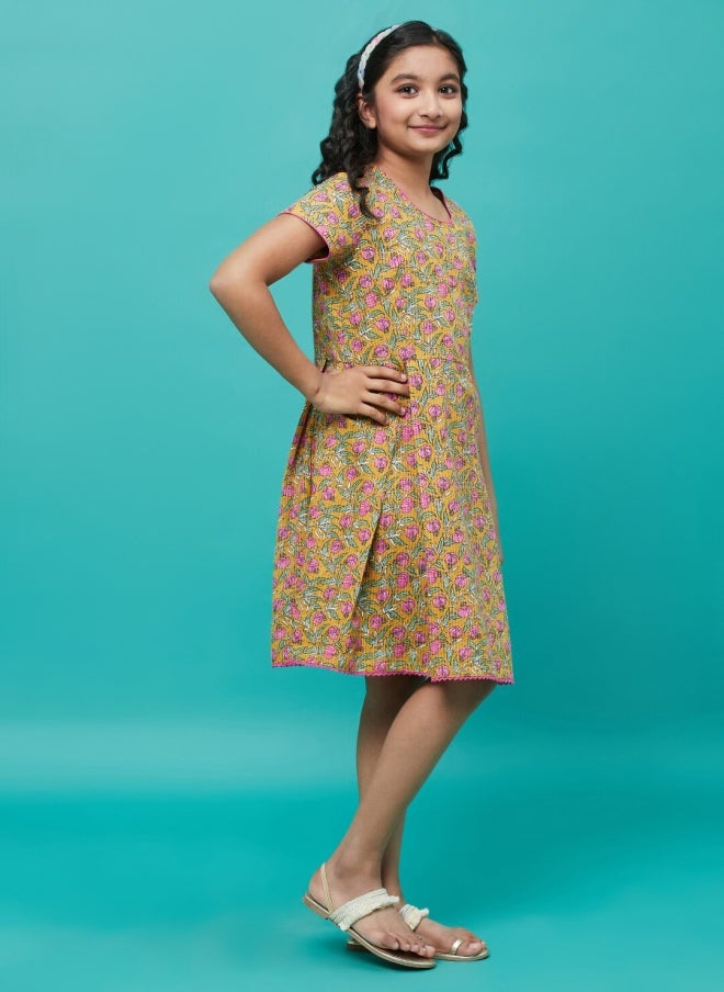 أيه كيه إس فستان بناتي بتصميم - وطبعة زهور باللون الخردلي - Image 3