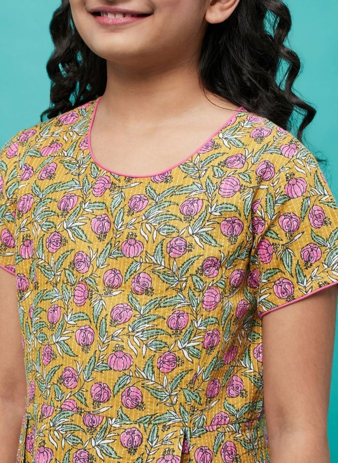 أيه كيه إس فستان بناتي بتصميم - وطبعة زهور باللون الخردلي - Image 2