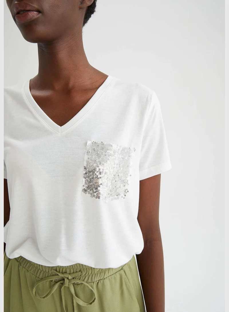 ديفاكتو Relaxed Fit V-Neck Short Sleeve T-Shirt