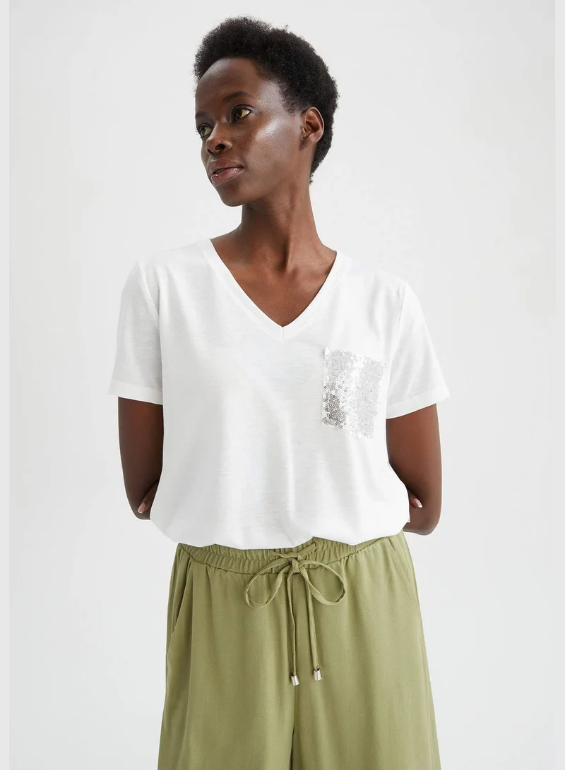 ديفاكتو Relaxed Fit V-Neck Short Sleeve T-Shirt
