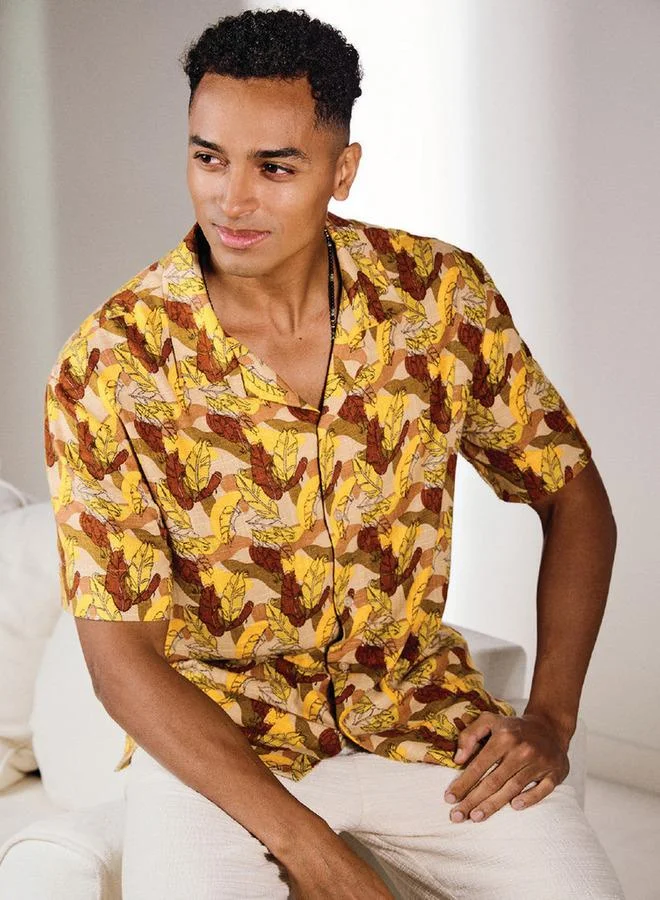 ايكونيك قميص ياقة مخيم بطبعة أوراق الشجر الأيقونية بالكامل