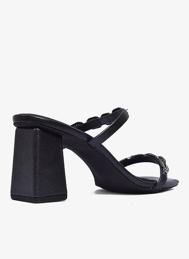 فينتشي صندل بكعب متوسط ​​وأشرطة متعددة