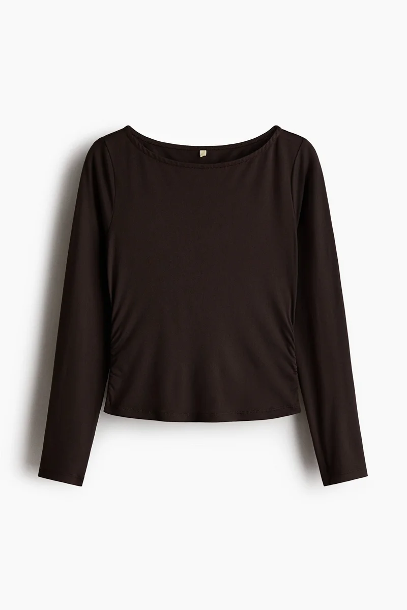 اتش اند ام بلوزة رياضية من نسيج سوفت موف