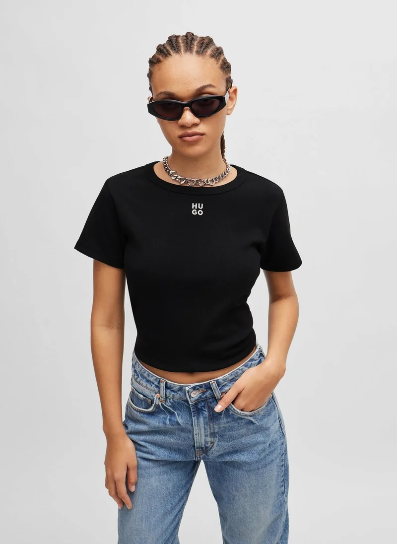 هوجو تيشيرت قطن بمزيج مع شعار مكدس مطرز