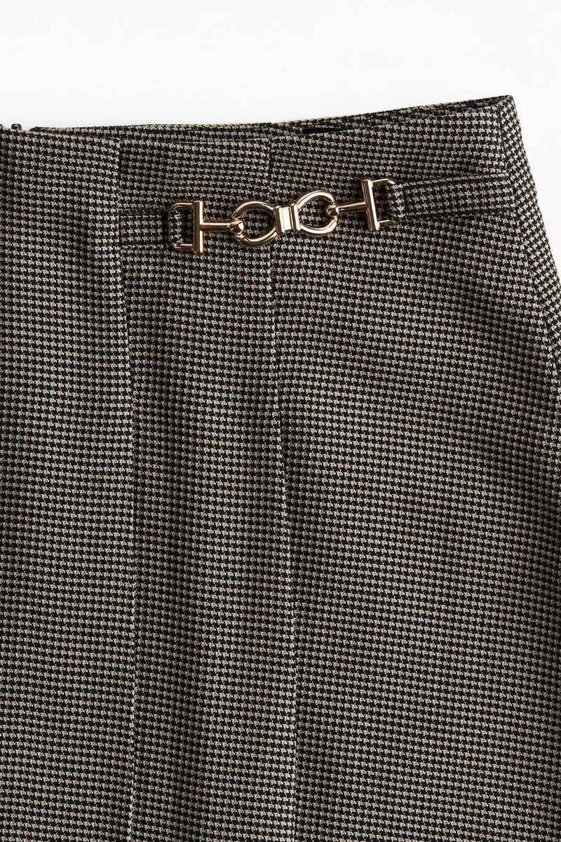 اتش اند ام تنورة ميني بتفاصيل معدنية