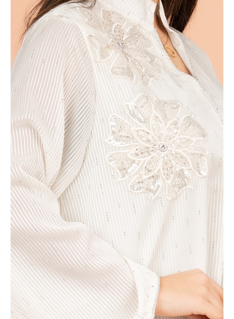 اكسا جلابية خيالية مزينة بالكريستال وخطوط أنيقة أبيض - Image 2