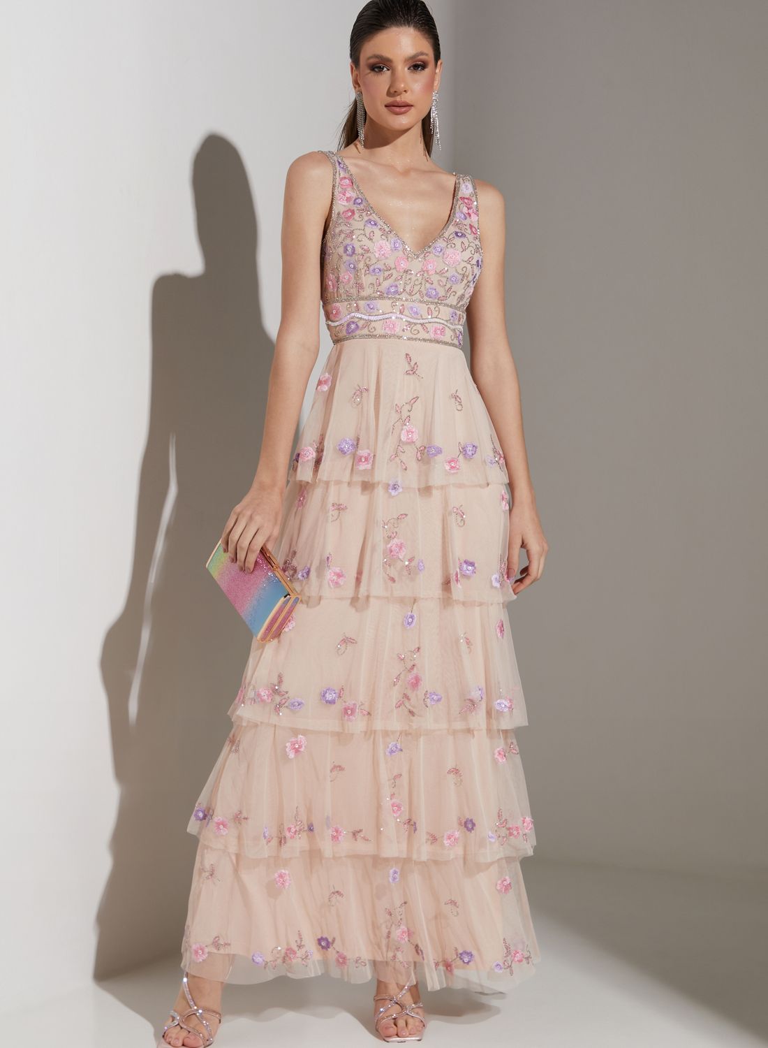 فستان تول بطبقات مزين بالزهور