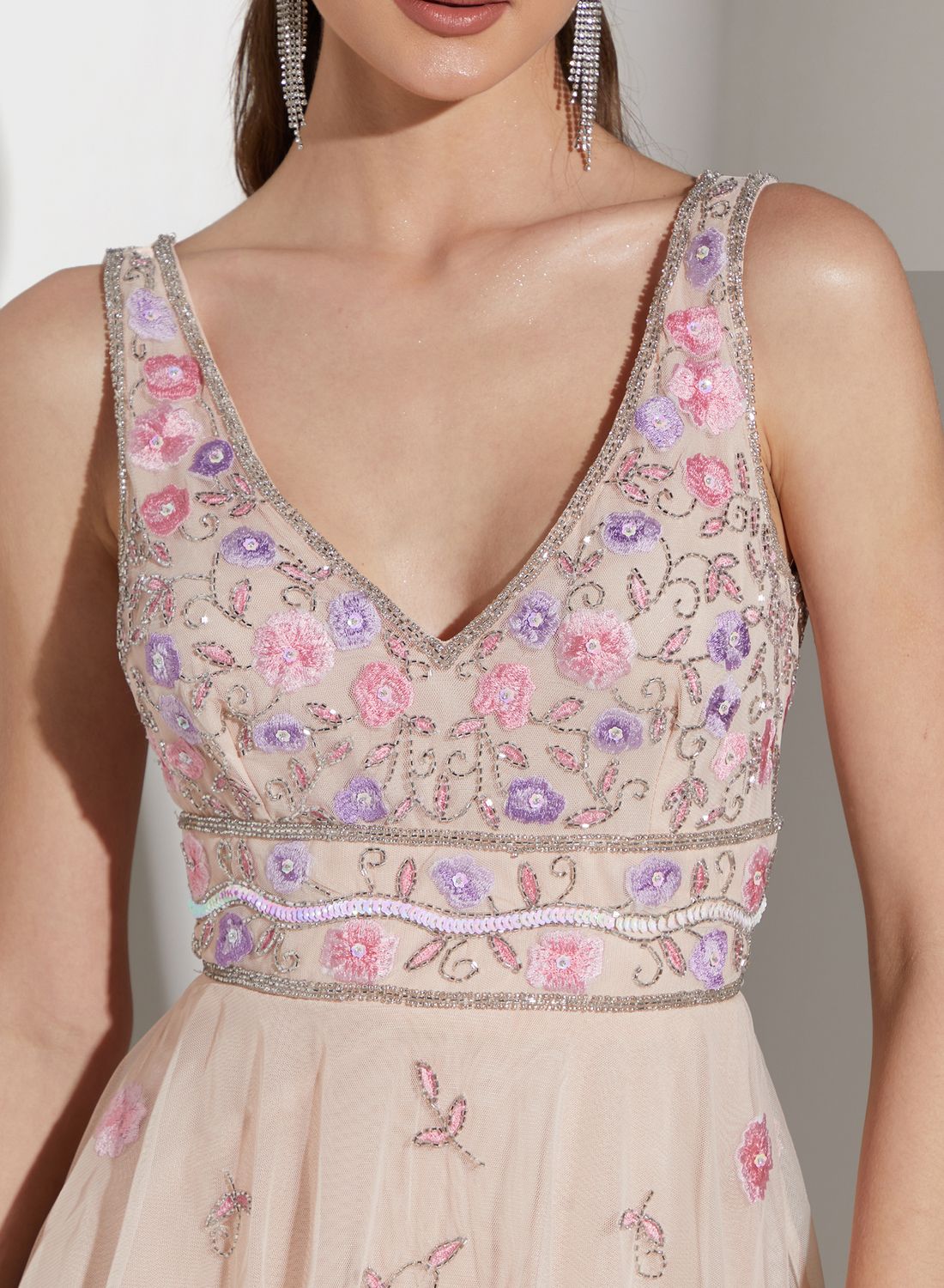 فستان تول بطبقات مزين بالزهور