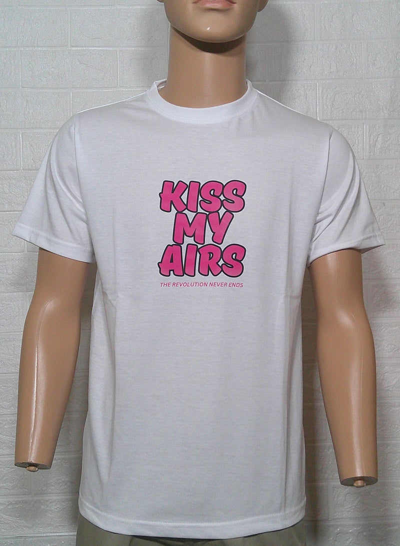 تي شيرت مطبوع عليه KISS MY AIRS 06 برقبة على شكل حرف R للجنسين  - Image 1