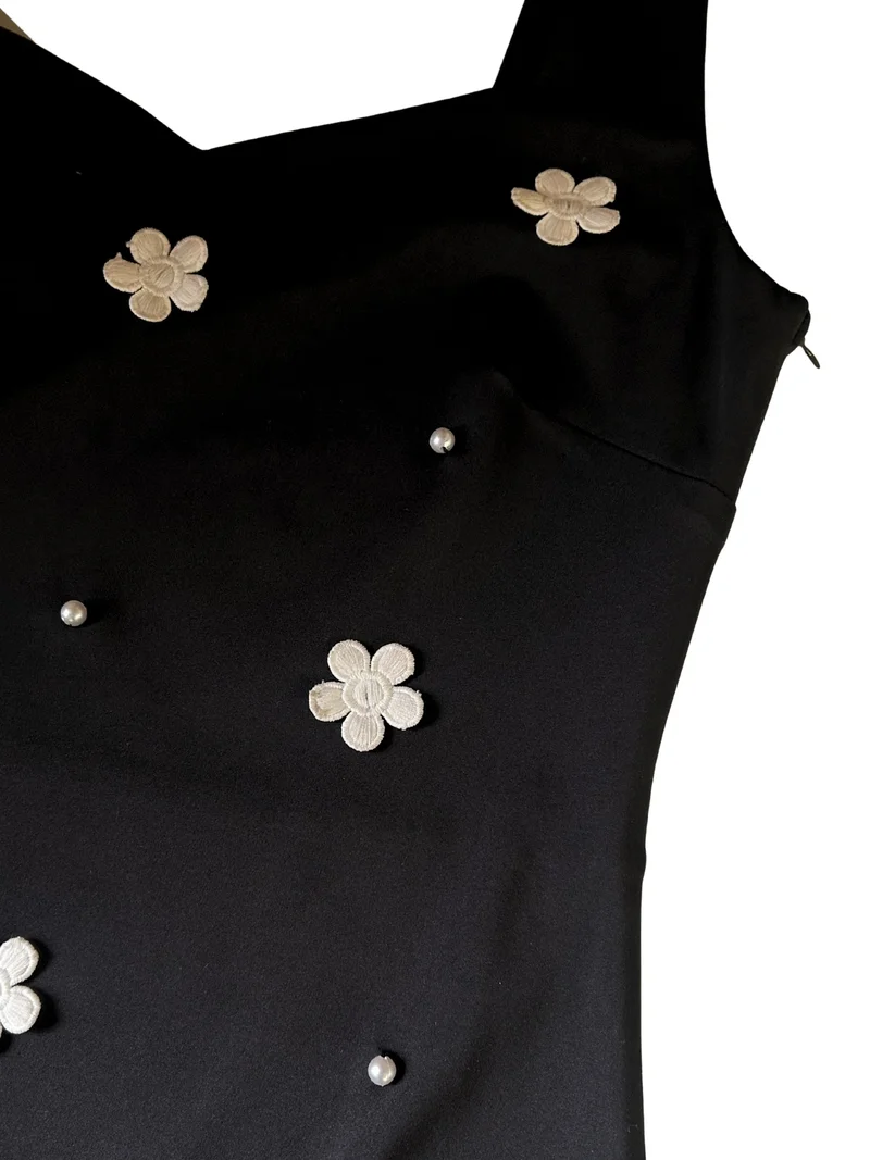 OUTZIDR  Black Sweetheart Neckline All Over Floral Detail Dress for Women | Best Price UAE