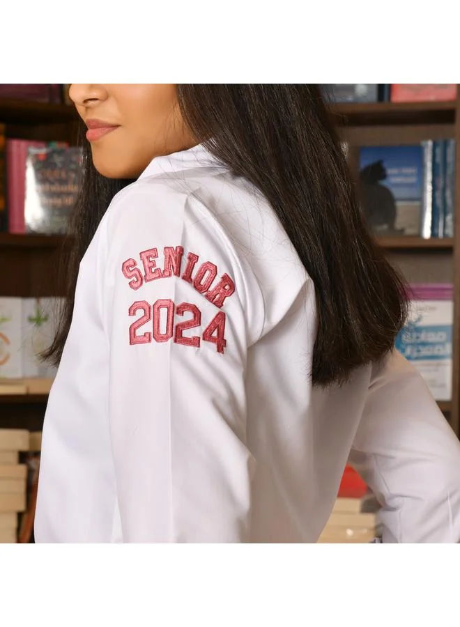 HAWRAA ABAYA قميص أبيض مع كتابة تطريز شعار الخريجين