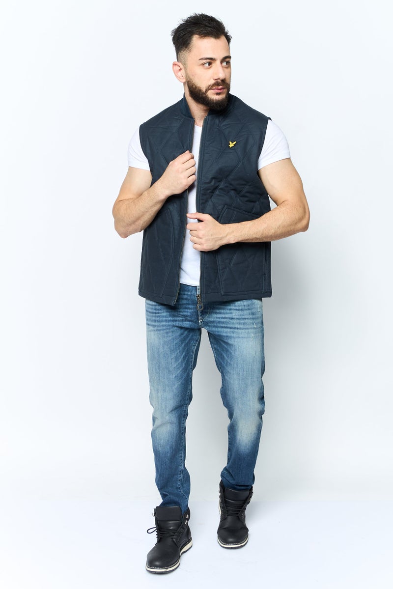 Lyle & Scott سترة صدرية مبطنة بشعار العلامة التجارية للرجال، كحلي - Image 2